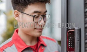 lắp đặt khoá vân tay quận 11