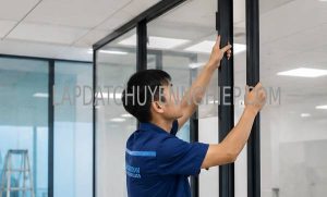 lắp đặt vách cửa kính quận 12