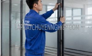 lắp đặt vách cửa kính quận 2